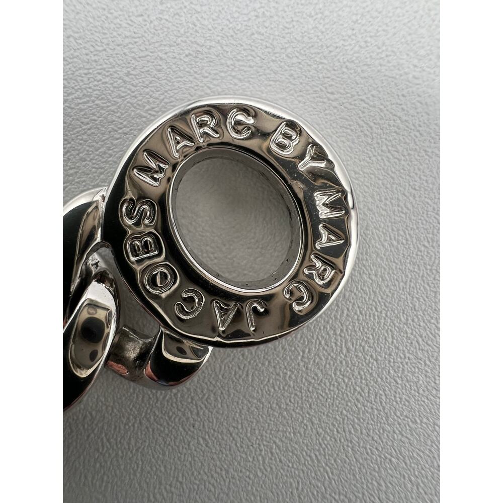 MARC JACOBS Katie Turnlock Bracelet Chunky Curb Chain Engraved Silver Tone 7" - Picture 9 of 13